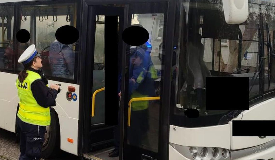 Pokłócił się z kierowcą. Chciał go ukarać i załatwił się na autobus