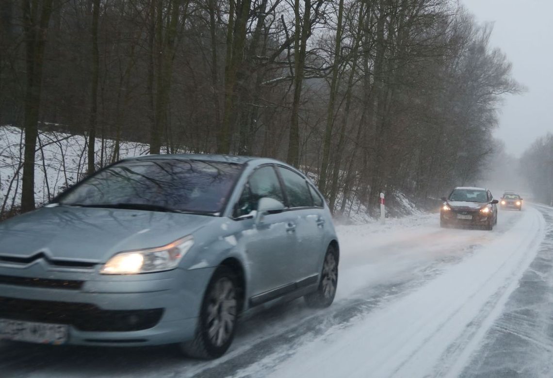 Pokrywa śnieżna utrudnia jazdę