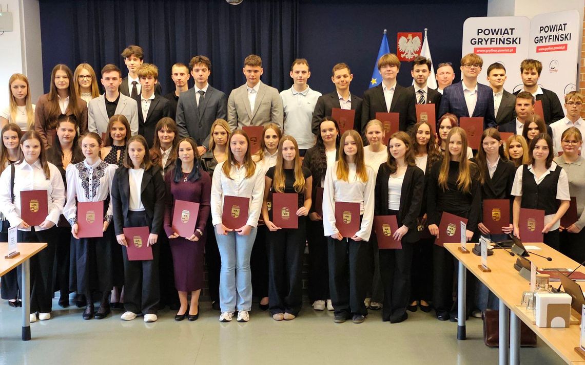 Pół setki stypendystów Rady Powiatu w Gryfinie. Uroczystości na sesji Pół setki stypendystów Rady Powiatu w Gryfinie. Uroczystości na sesji