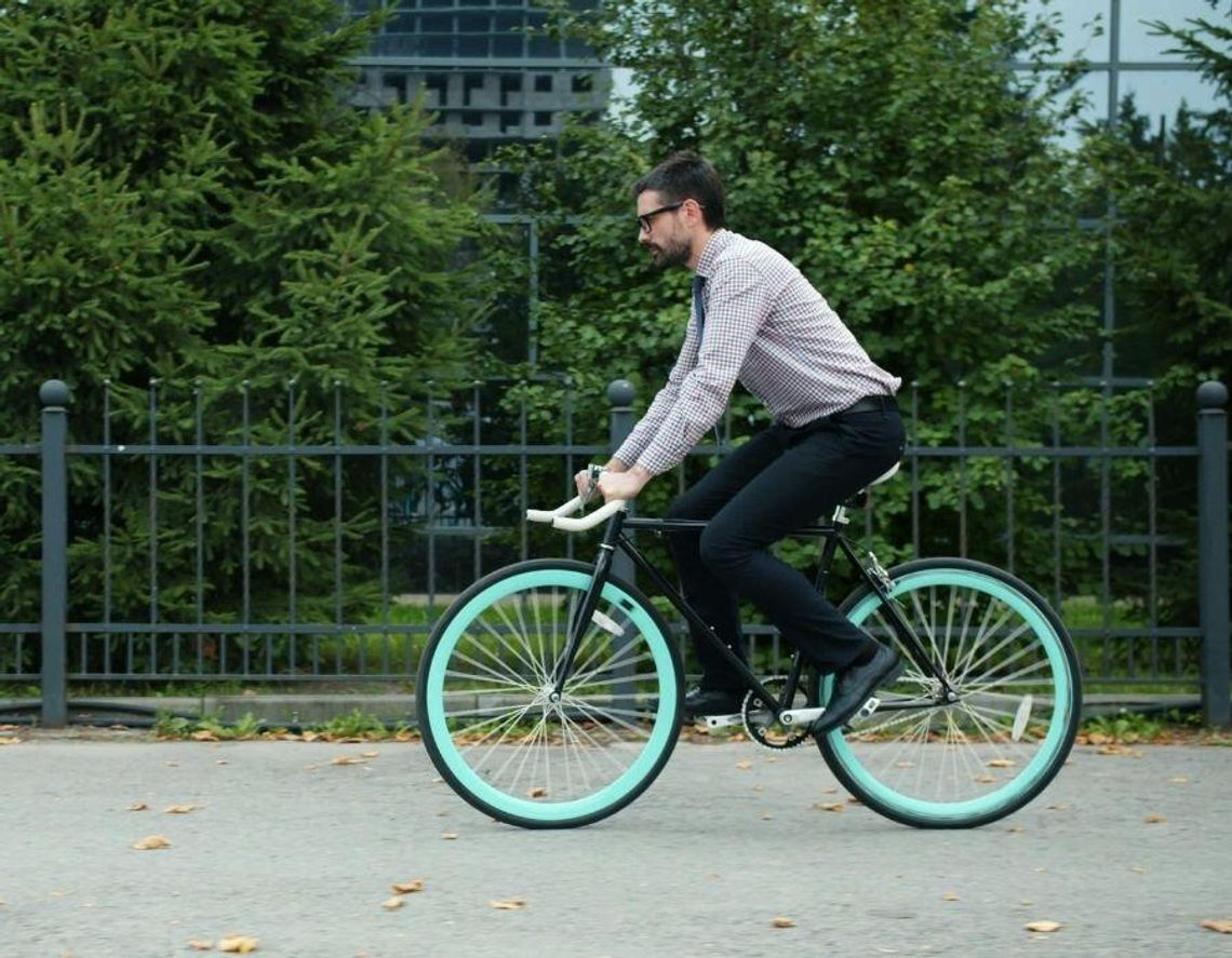 Rewolucja na dwóch kółkach. Polacy masowo wybierają rowery, lecz ich wiedza o przepisach kuleje