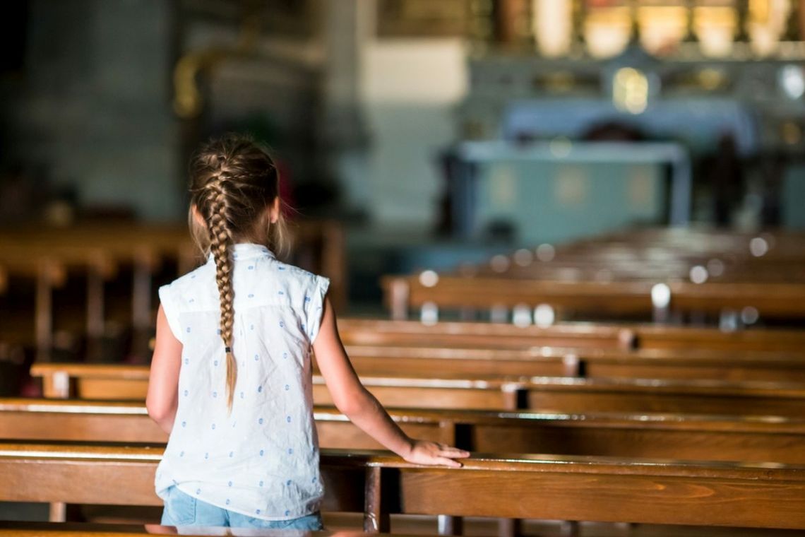 Polacy ocenili Kościół w sprawie pedofilii. Chcą, żeby parafie szukały ofiar [SONDAŻ]