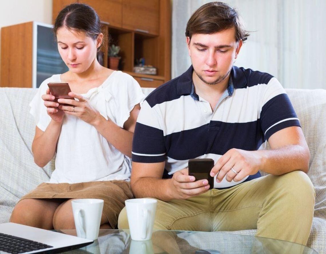 My Polacy jesteśmy online nawet po godzinach. Ile czasu spędzamy w sieci i jak to wpływa na nasze zdrowie My Polacy jesteśmy online nawet po godzinach. Ile czasu spędzamy w sieci i jak to wpływa na nasze zdrowie