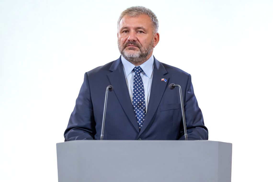 Polacy podzieleni w ocenie ministra Żurka. W tle sądy i TK