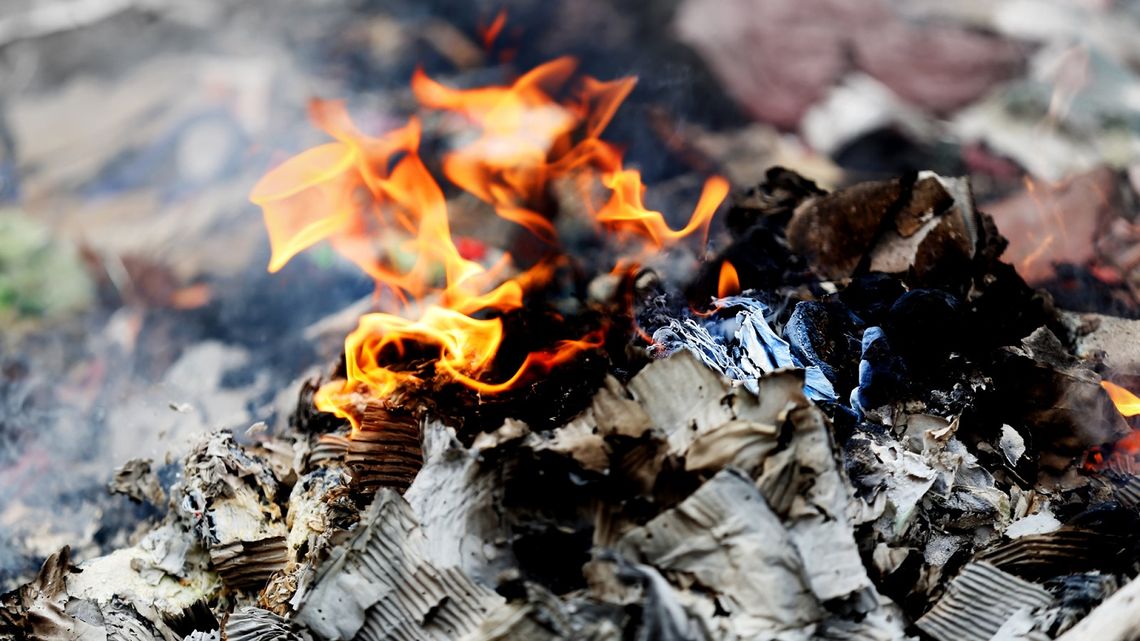 Jedni trują drugich. Wielu pali po prostu śmieciami