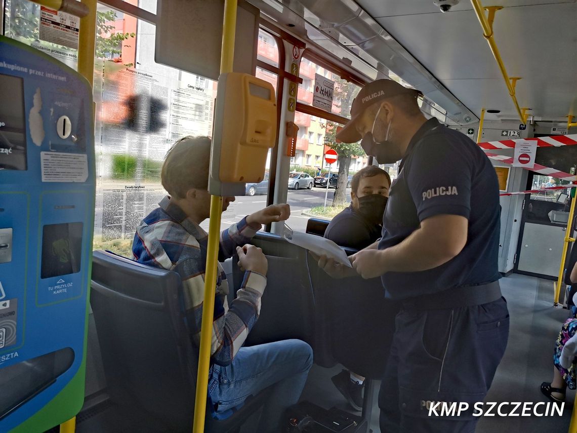 Policja i straż miejska kontroluje noszenie maseczek w autobusach i sklepach