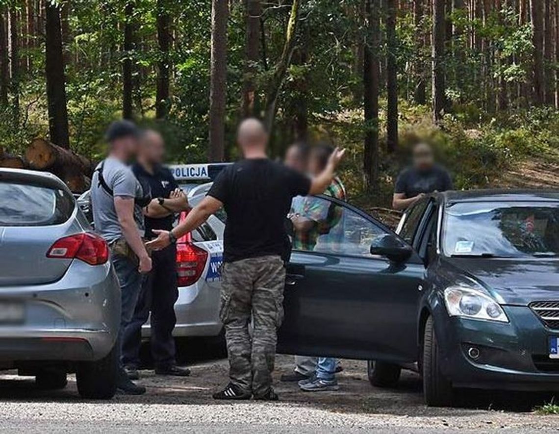 Policja oddała mu samochód. W środku były... pałka i narkotyki! Policja oddała mu samochód. W środku były... pałka i narkotyki!