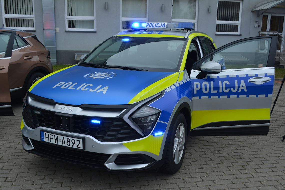 Policjanci dostali radiowóz z nowym oznakowaniem. Auto niczym osa!