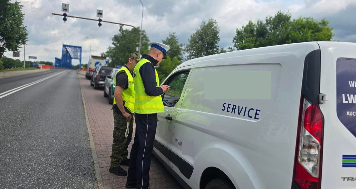 Policjanci i straż graniczna wspólnie patrolują przejścia graniczne