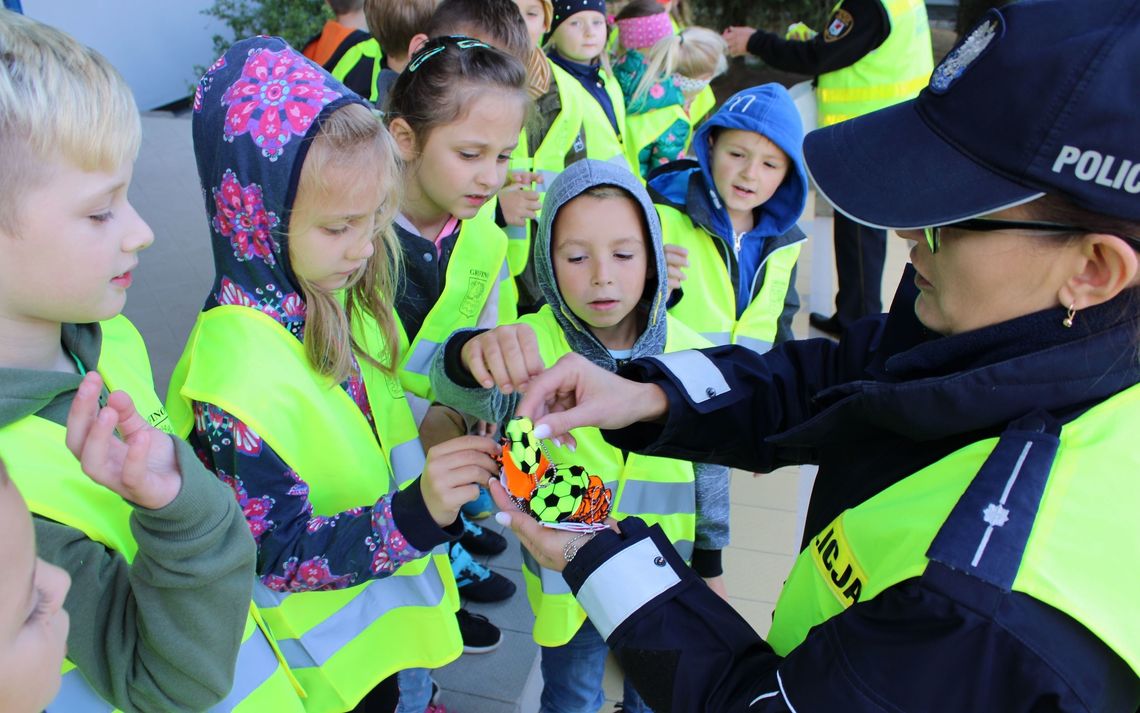 Policjanci i strażnicy w szkołach gminy Gryfino. Dzieci zachwycone Policjanci i strażnicy w szkołach gminy Gryfino. Dzieci zachwycone