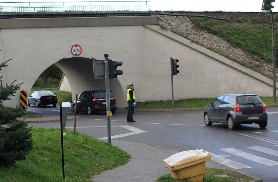 Policjanci kierują ruchem po zamknięciu wielu ulic w Gryfinie