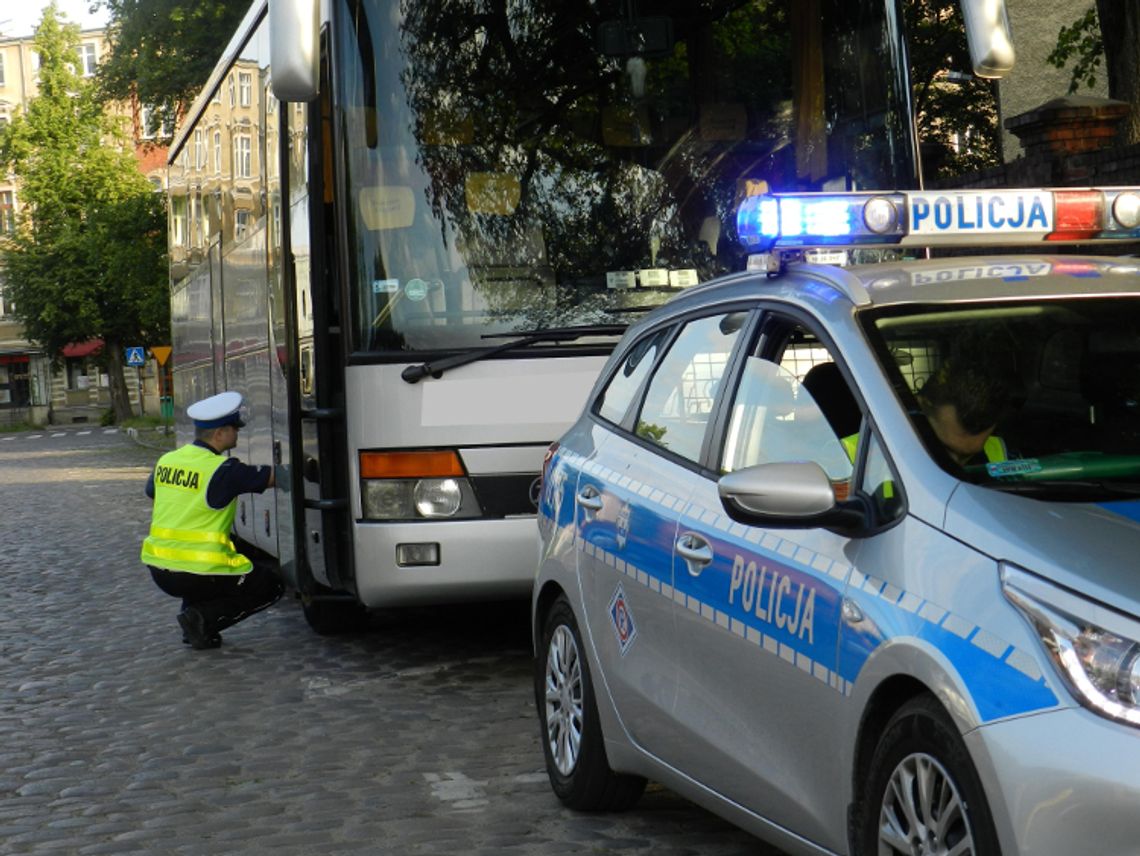 Policjanci kontrolują autokary