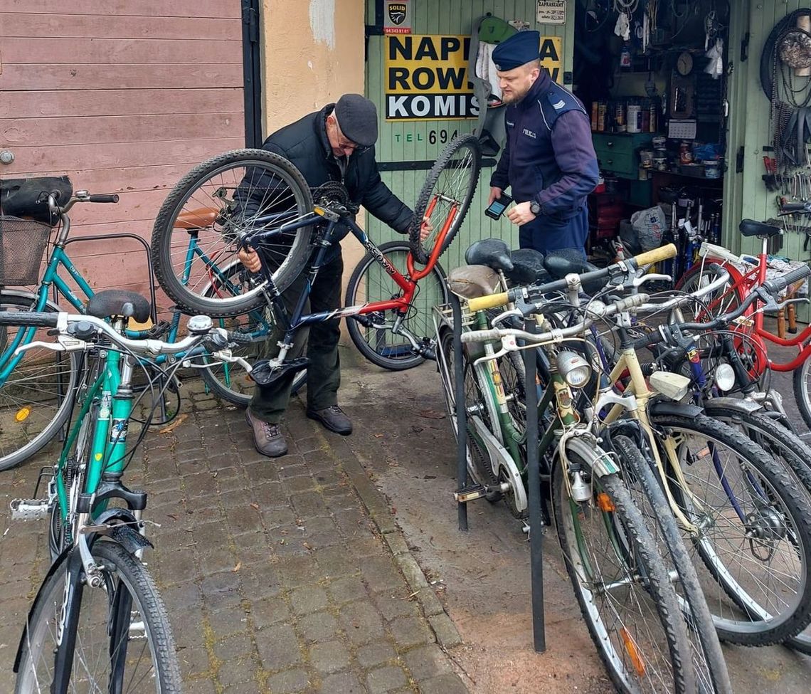 Policjanci kontrolują, czy rowery nie są kradzione Policjanci kontrolują, czy rowery nie są kradzione