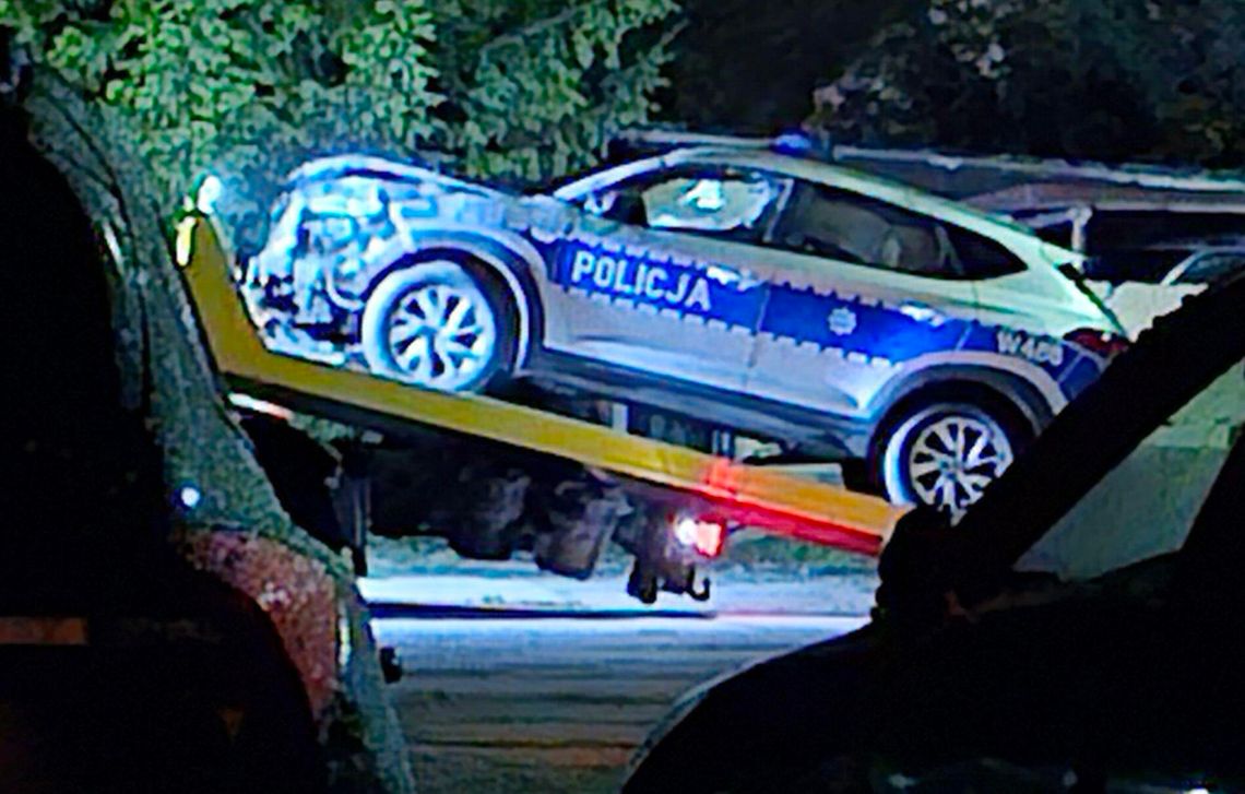 Policjanci nie dostosowali prędkości do warunków jazdy, bo... Radiowóz w rowie