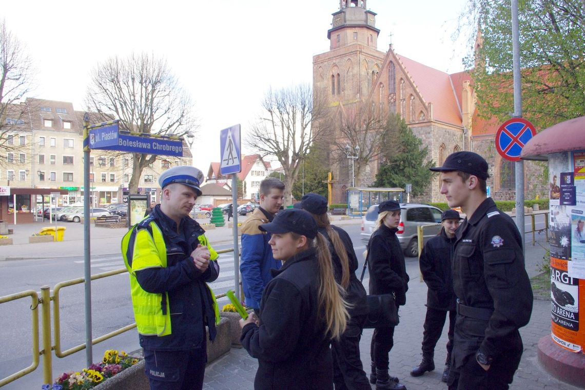 Policjanci pouczali, a licealiści wręczali odblaski Policjanci pouczali, a licealiści wręczali odblaski