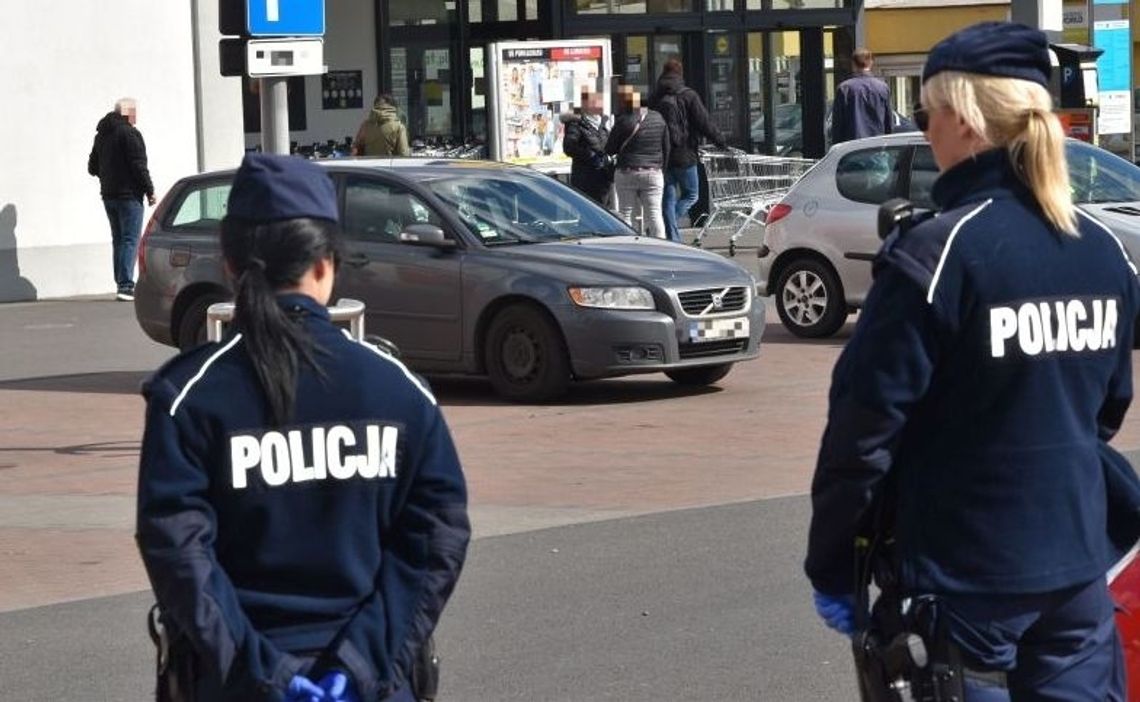 Policjanci reagują za niestosowanie się do kwarantanny oraz obostrzeń