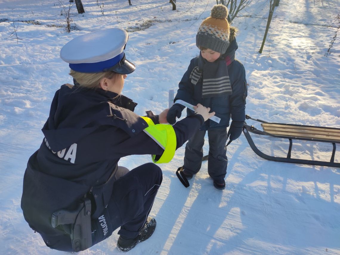 Policjanci rozdawali odblaski w Gryfinie [ZDJĘCIA]