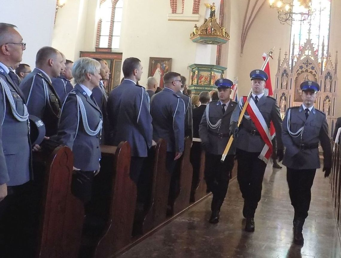 Policjanci, społeczeństwo na was liczy. Dziękujemy za waszą służbę Policjanci, społeczeństwo na was liczy. Dziękujemy za waszą służbę