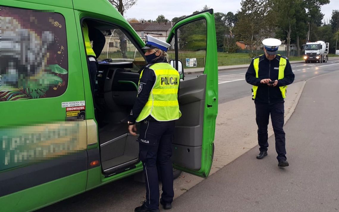 Policjanci sprawdzają maseczki w autobusach i busach Policjanci sprawdzają maseczki w autobusach i busach
