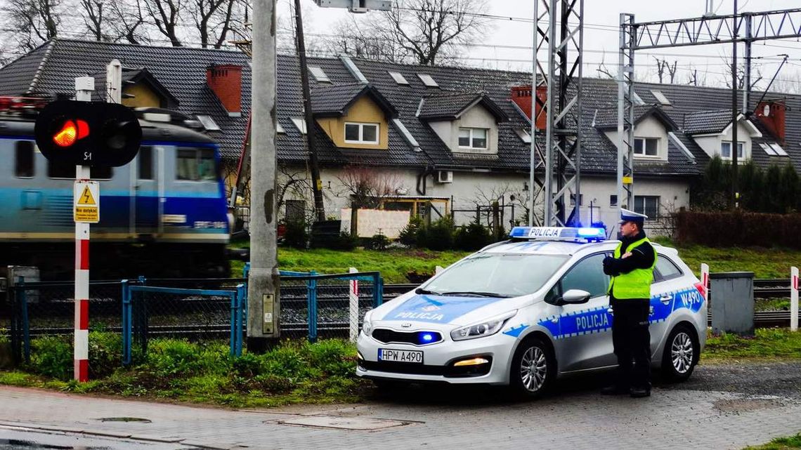 Policjanci stali nie tylko na przejeździe kolejowym Policjanci stali nie tylko na przejeździe kolejowym