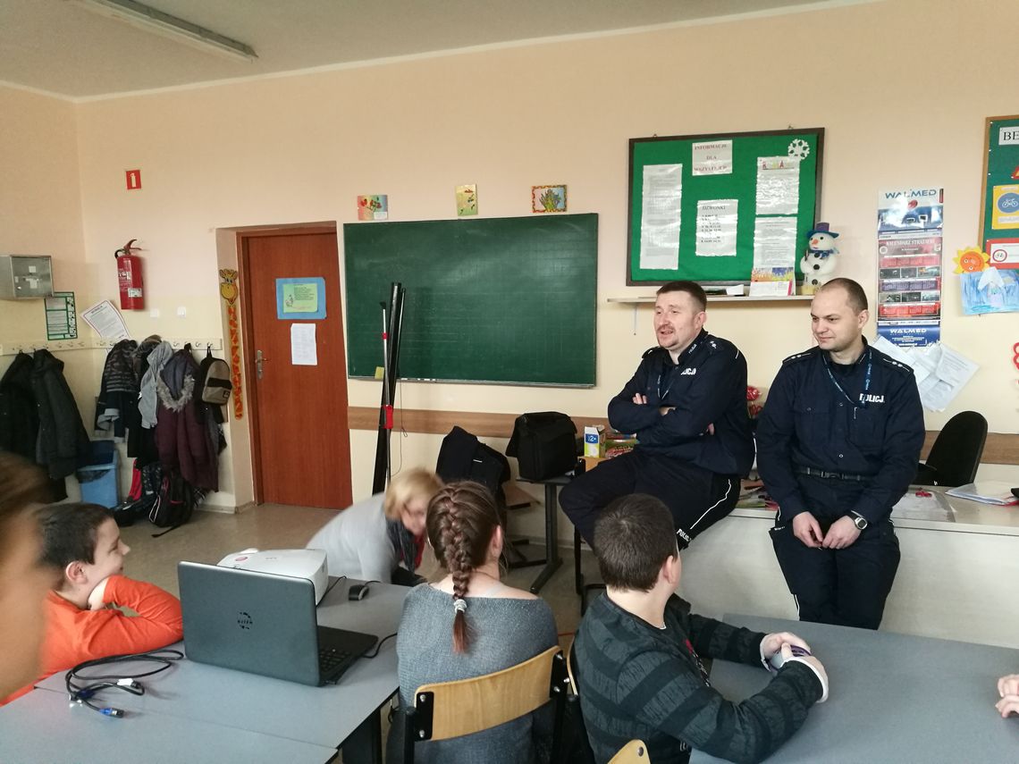 Policjanci wpadli na półkolonie Policjanci wpadli na półkolonie