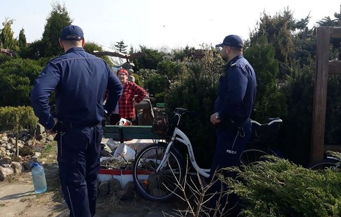 Policjanci wyłapują na działkach osoby spożywajace alkohol Policjanci wyłapują na działkach osoby spożywajace alkohol