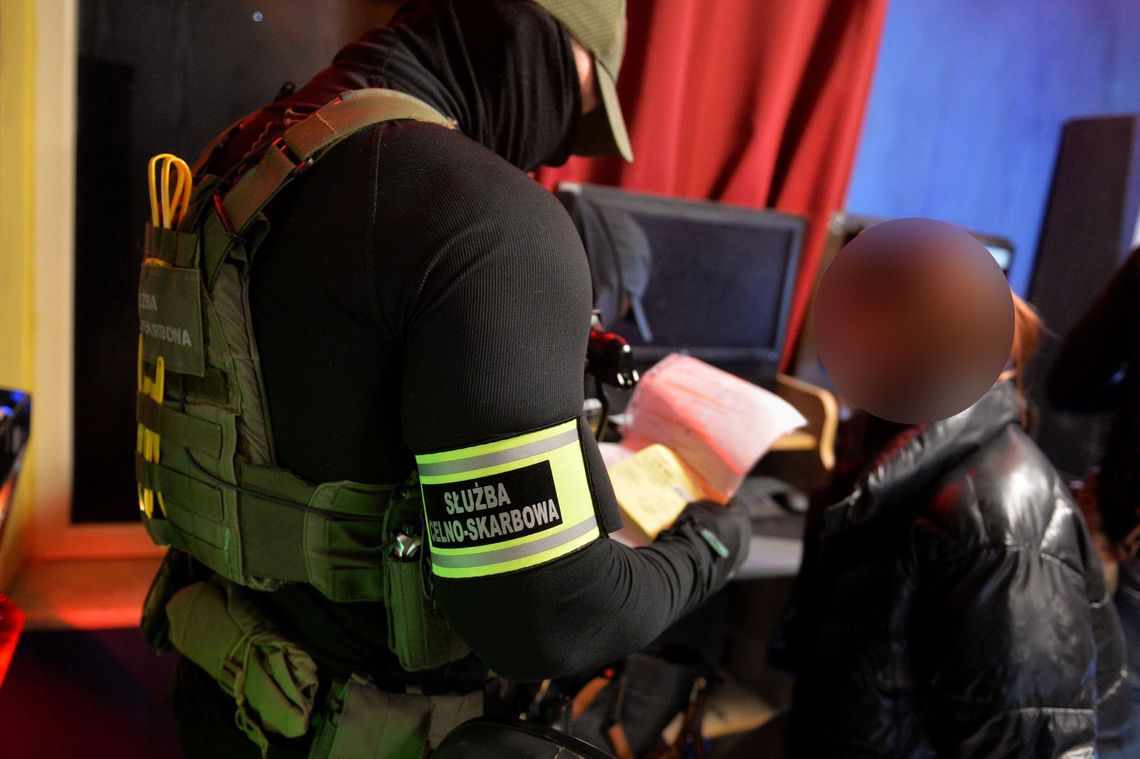 Policjanci z Gryfina zrobili nalot na nielegalny salon hazardu. Pies Rego w akcji