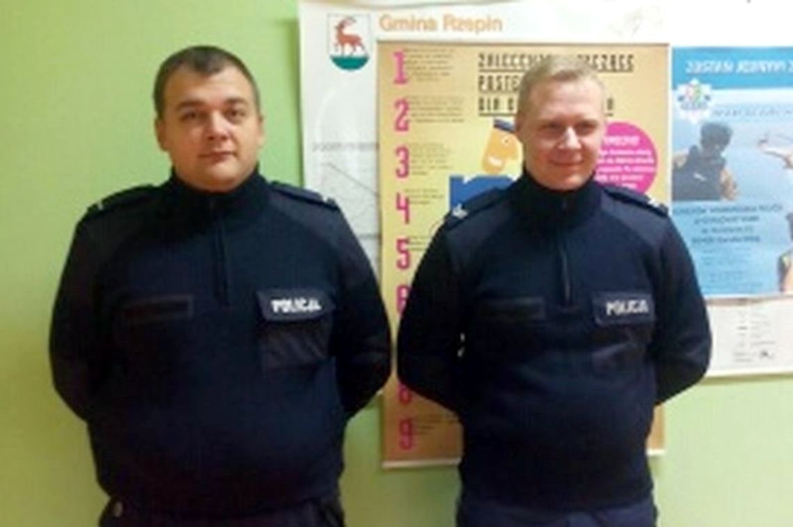 Policjanci z mieszkańcami uratowali rodzinę z płonącego mieszkania