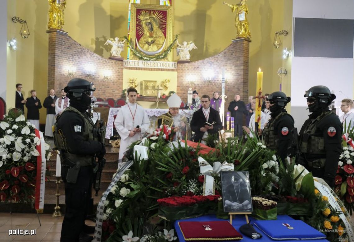 Policjant, który zginął podczas służby został pożegnany z honorami Policjant, który zginął podczas służby został pożegnany z honorami