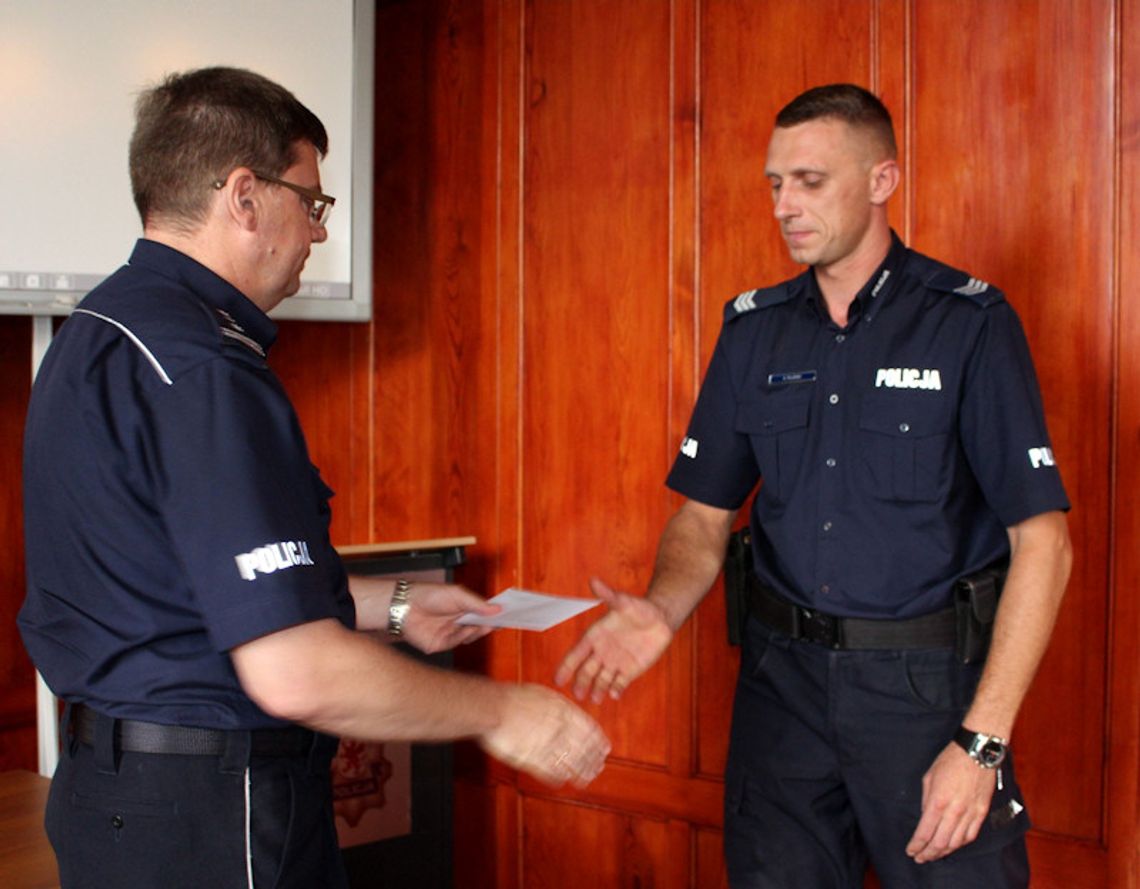 Policjant z Gryfina dostał nagrodę za wzorowe wykonywanie zadań służbowych i profesjonalizm Policjant z Gryfina dostał nagrodę za wzorowe wykonywanie zadań służbowych i profesjonalizm