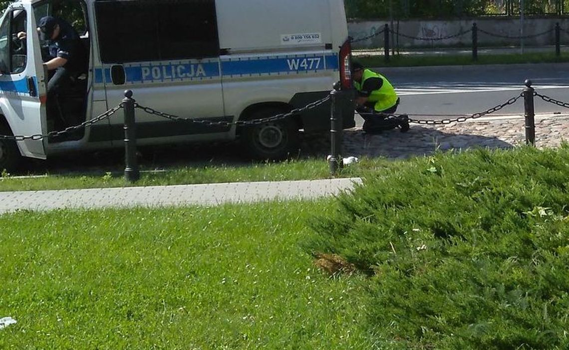 Policjantka udzieliła pomocy przechodniowi, który upadł nagle na chodnik