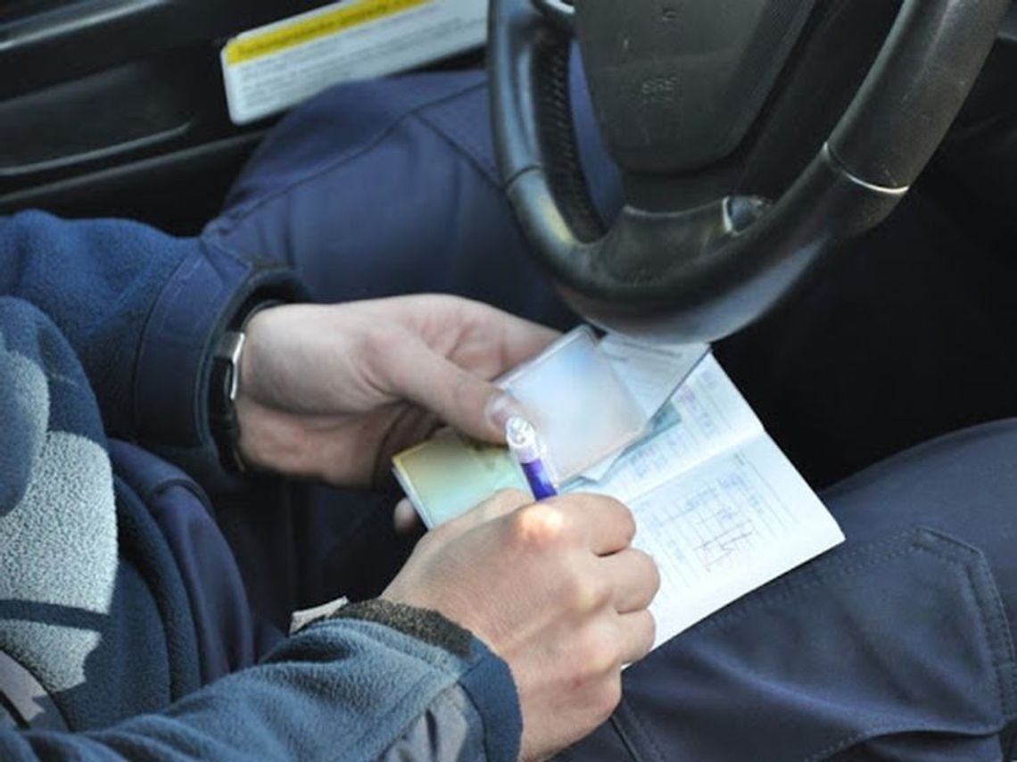 Policjantowi wręczyli łapówkę. Został zatrzymany Policjantowi wręczyli łapówkę. Został zatrzymany