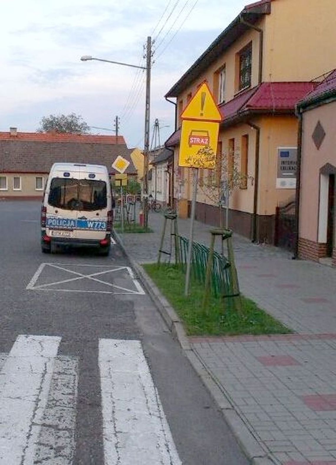 Policyjne auto zablokowało przejazd dla straży