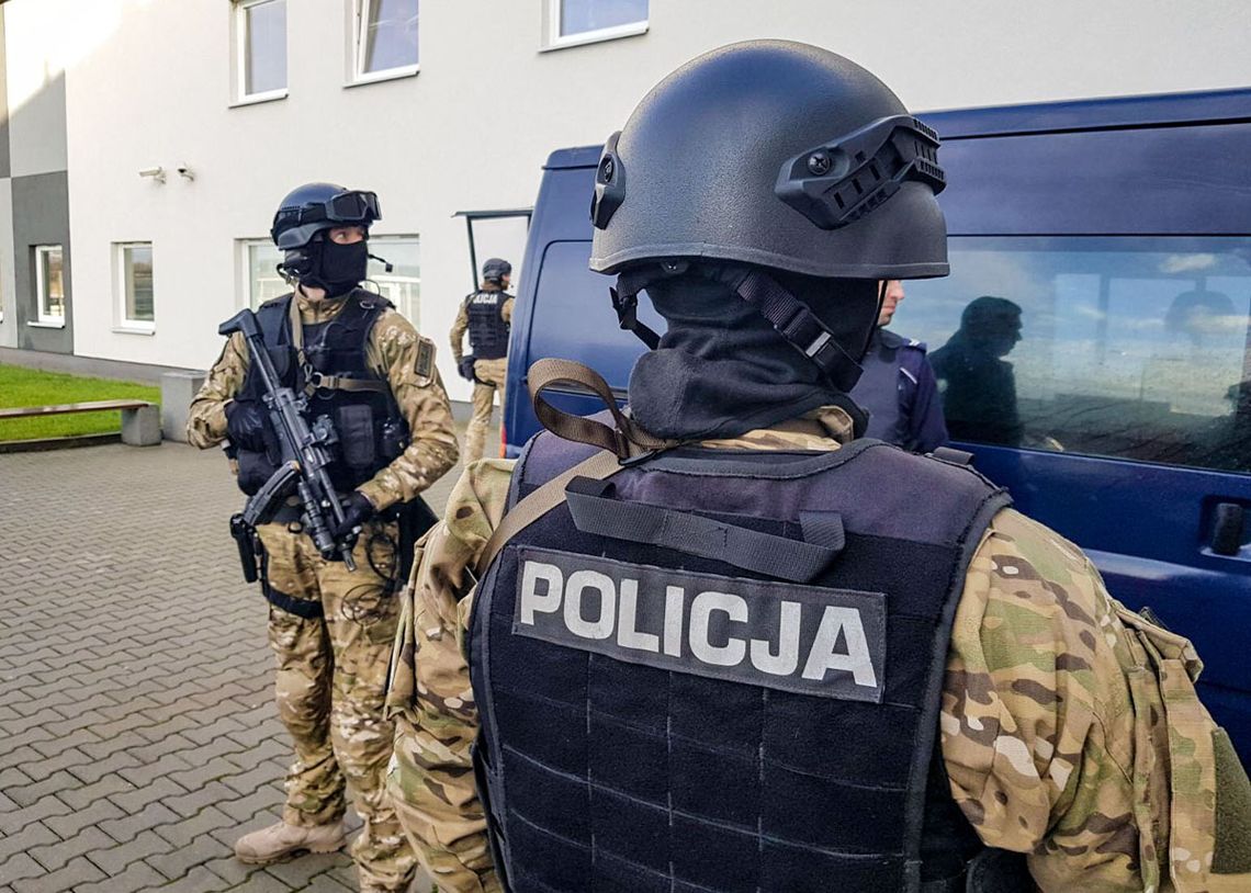 Policyjny konwój pod specjalnym nadzorem Policyjny konwój pod specjalnym nadzorem