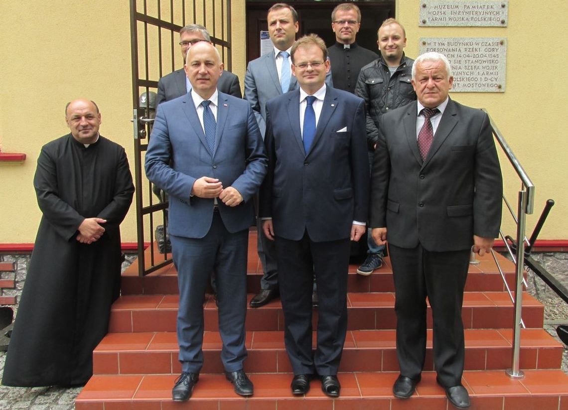 Politycy odwiedzili burmistrza i obiecali pomoc Politycy odwiedzili burmistrza i obiecali pomoc