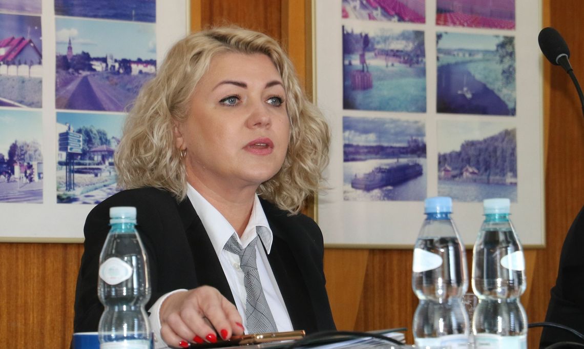 Polityczna gra z trzynastkami. Wiemy, kiedy nauczyciele i urzędnicy dostaną pieniądze