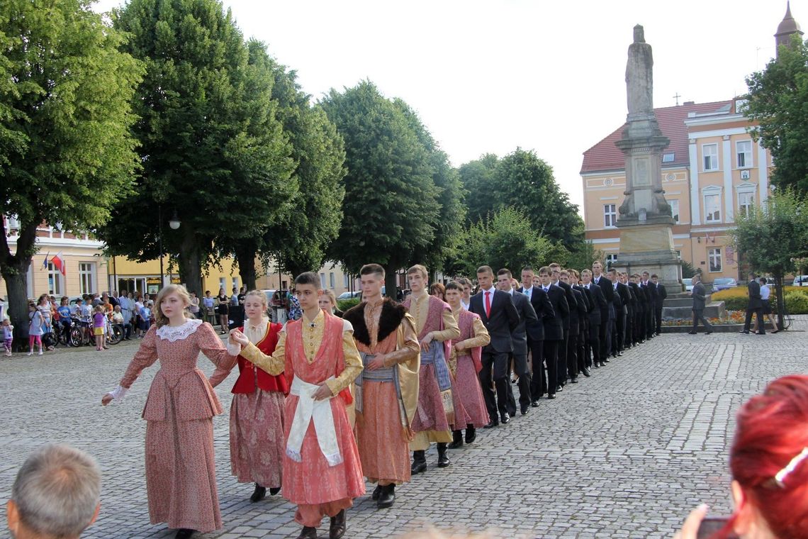 Poloneza czas zacząć. Gimnazjum świętuje jubileusz. Poloneza czas zacząć. Gimnazjum świętuje jubileusz.