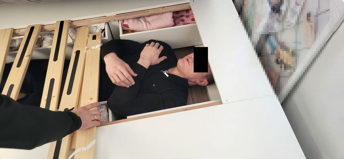 Krwawa zasadzka. Policja: Pod materacem, w skrzyni mebla, obok szuflad z pościelą leżał człowiek [WIDEO]