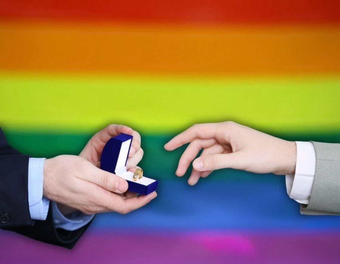 Symboliczny gest czy realna zmiana? Polskie państwo zaczyna dostrzegać rodziny zawarte za granicą