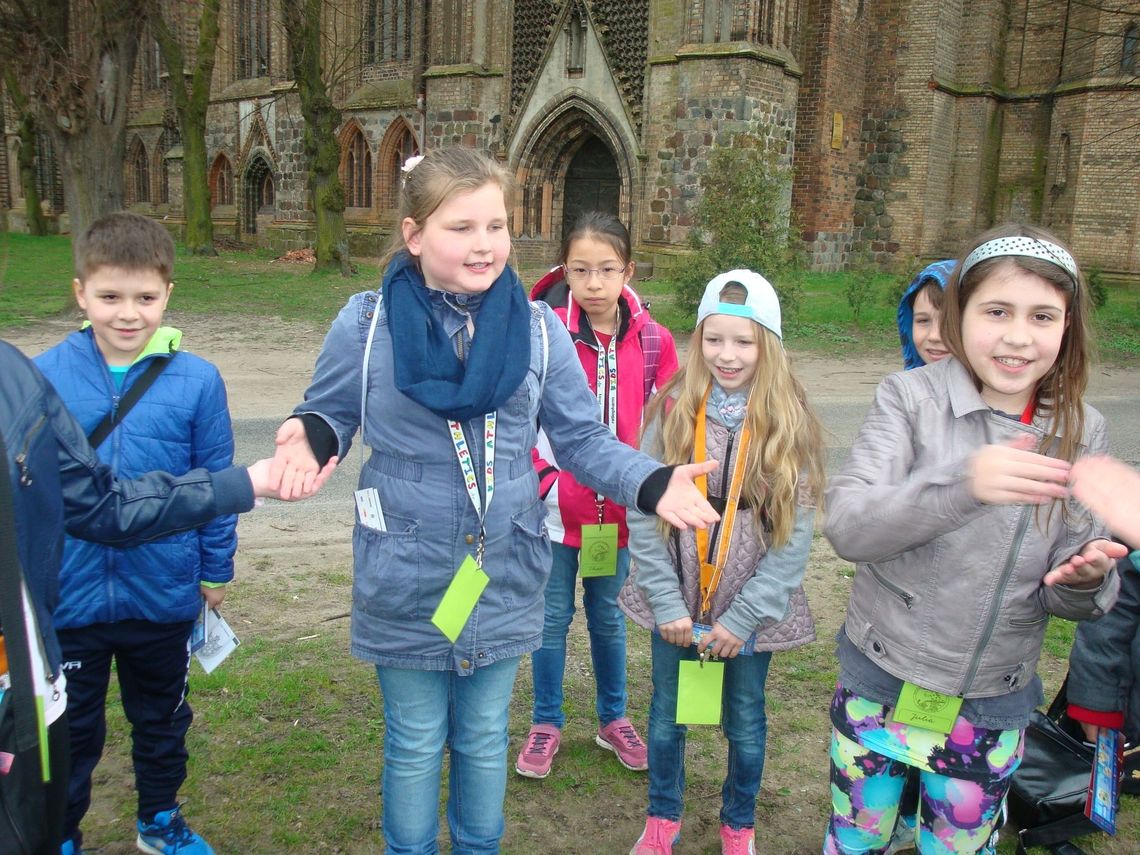 Polskie i niemieckie dzieci bawią się wśród zabytków Polskie i niemieckie dzieci bawią się wśród zabytków