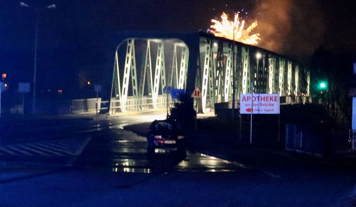 Polsko-niemiecki pojedynek na sztuczne ognie po dwóch stronach mostu [FOTO, WIDEO]