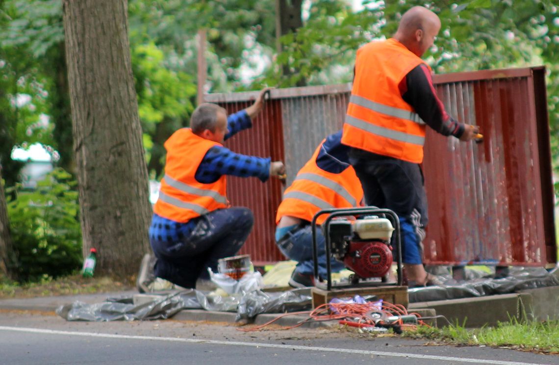 Pomalowali most na nowe kolory Pomalowali most na nowe kolory