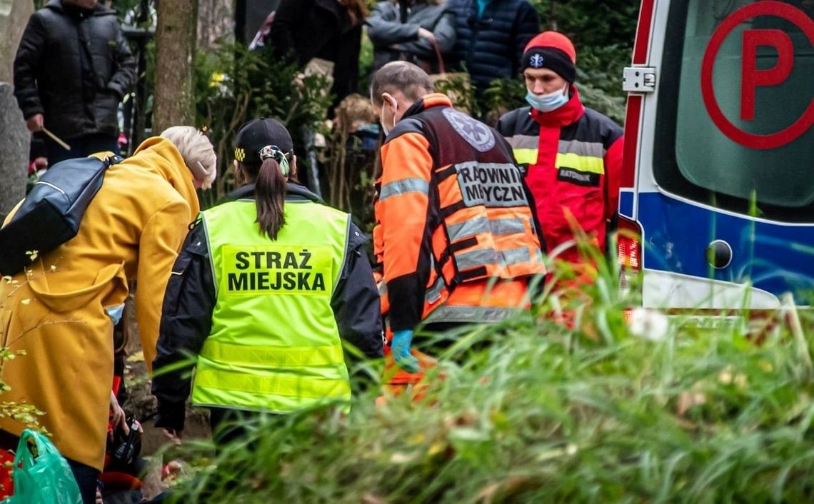 Pomocy musieli udzielić kilku osobom i wezwać karetkę Pomocy musieli udzielić kilku osobom i wezwać karetkę