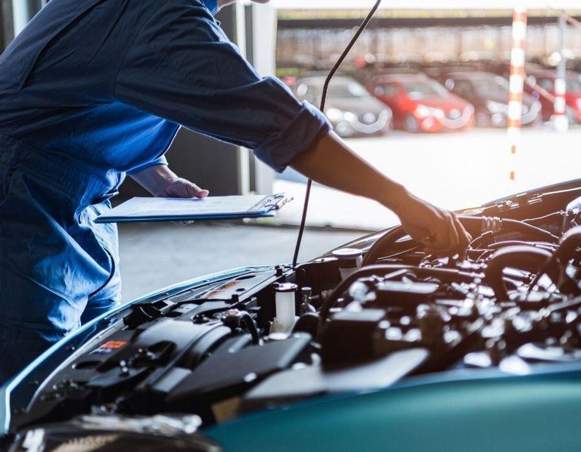 Zarobki mechaników sięgają 17 tys. zł. Dlaczego w warsztatach brakuje rąk do pracy Zarobki mechaników sięgają 17 tys. zł. Dlaczego w warsztatach brakuje rąk do pracy