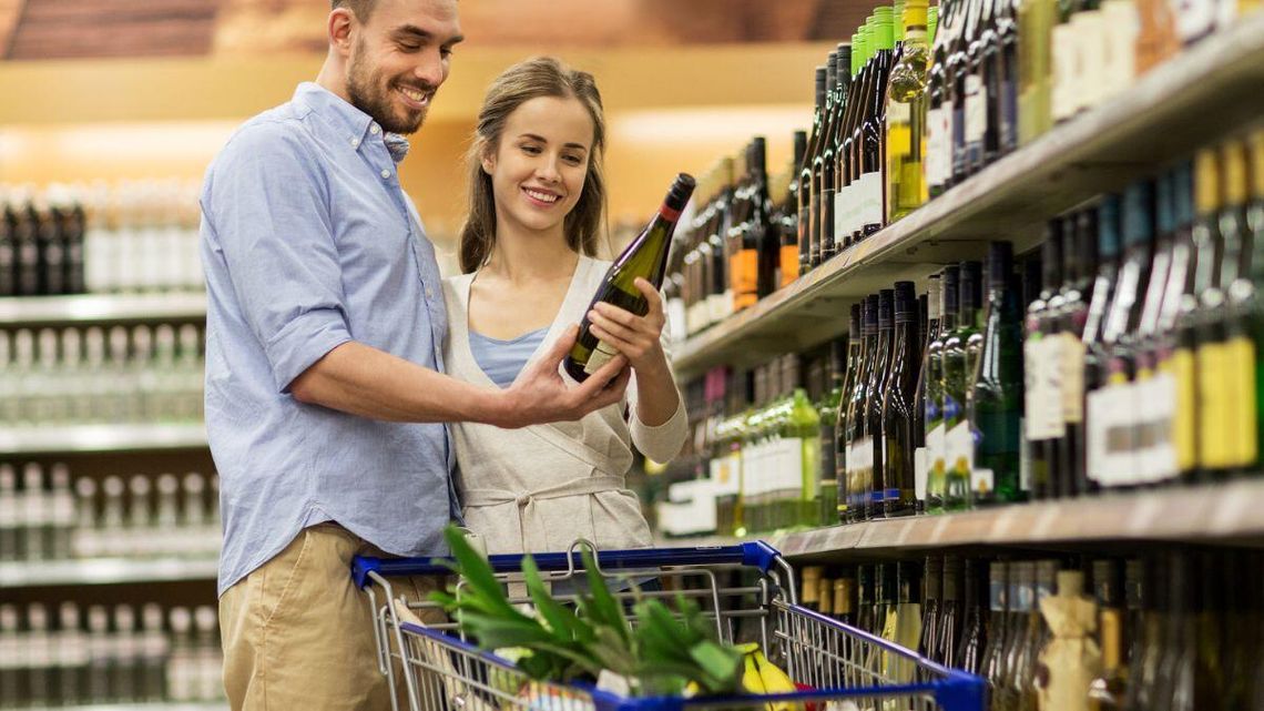 W powiecie gryfińskim szukano w sklepach alkotubek. Afera alkoholowa trwa