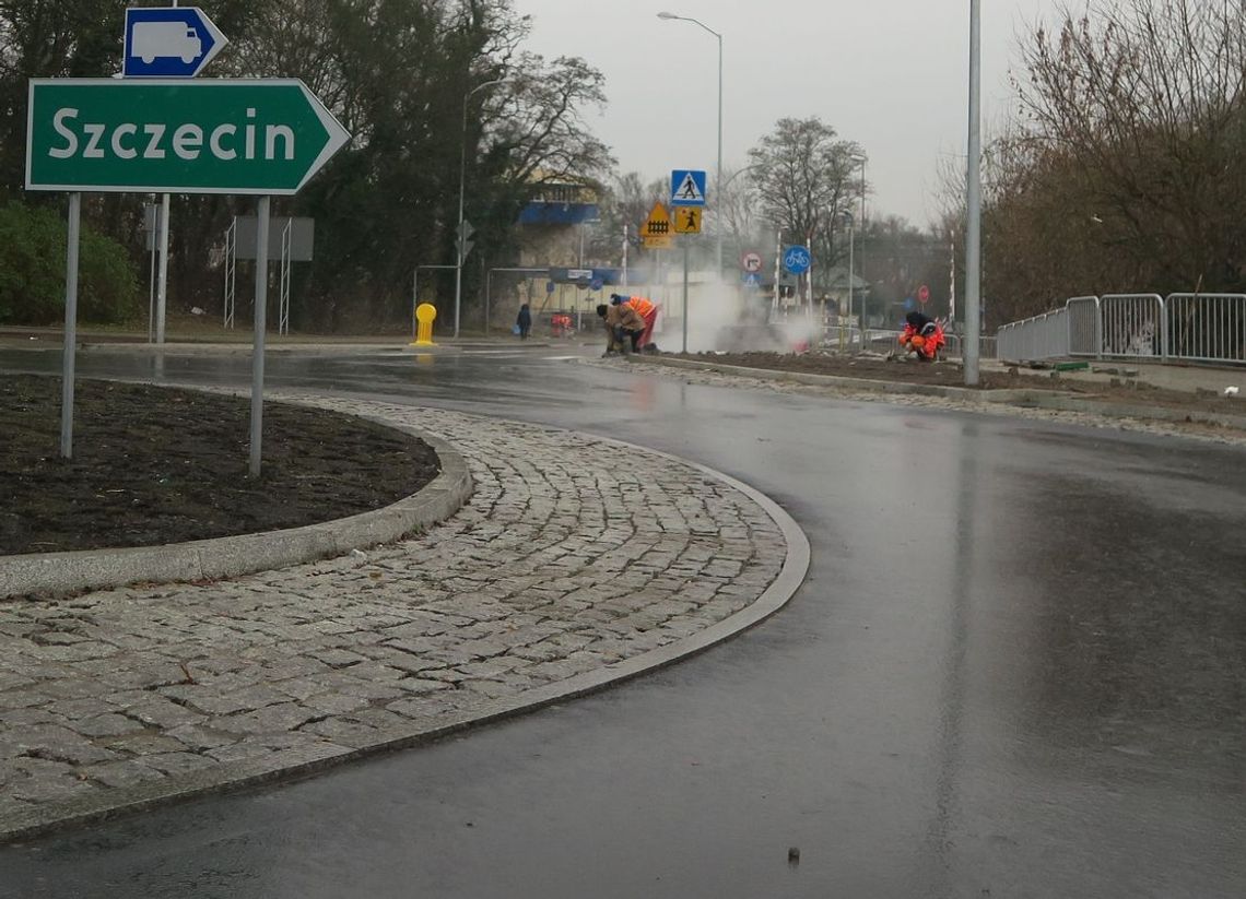 Poprawki na rondzie i Armii Krajowej Poprawki na rondzie i Armii Krajowej
