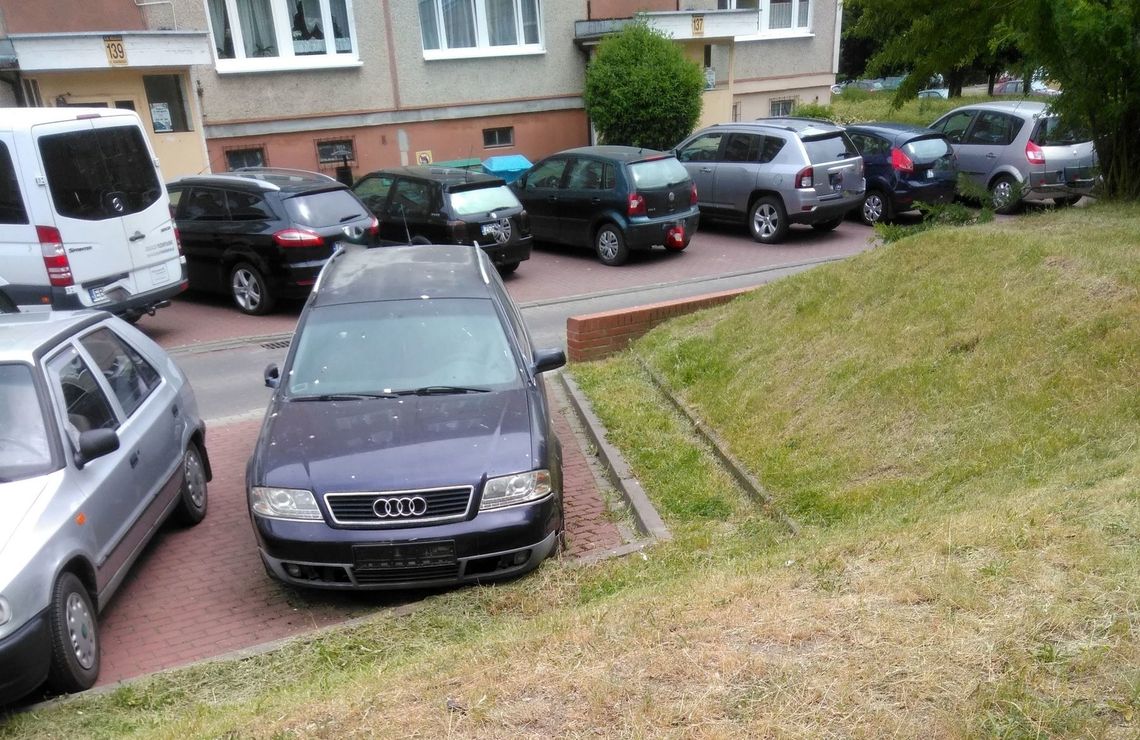 Porzucone auta zajmują miejsca parkingowe nawet kilka lat - zauważa czytelnik