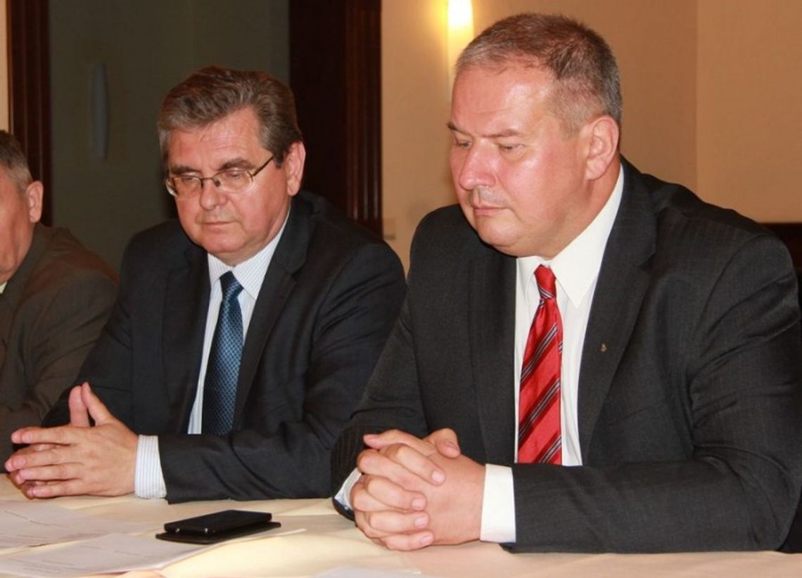 Poseł namawia do śpiewania pieśni patriotycznych Poseł namawia do śpiewania pieśni patriotycznych