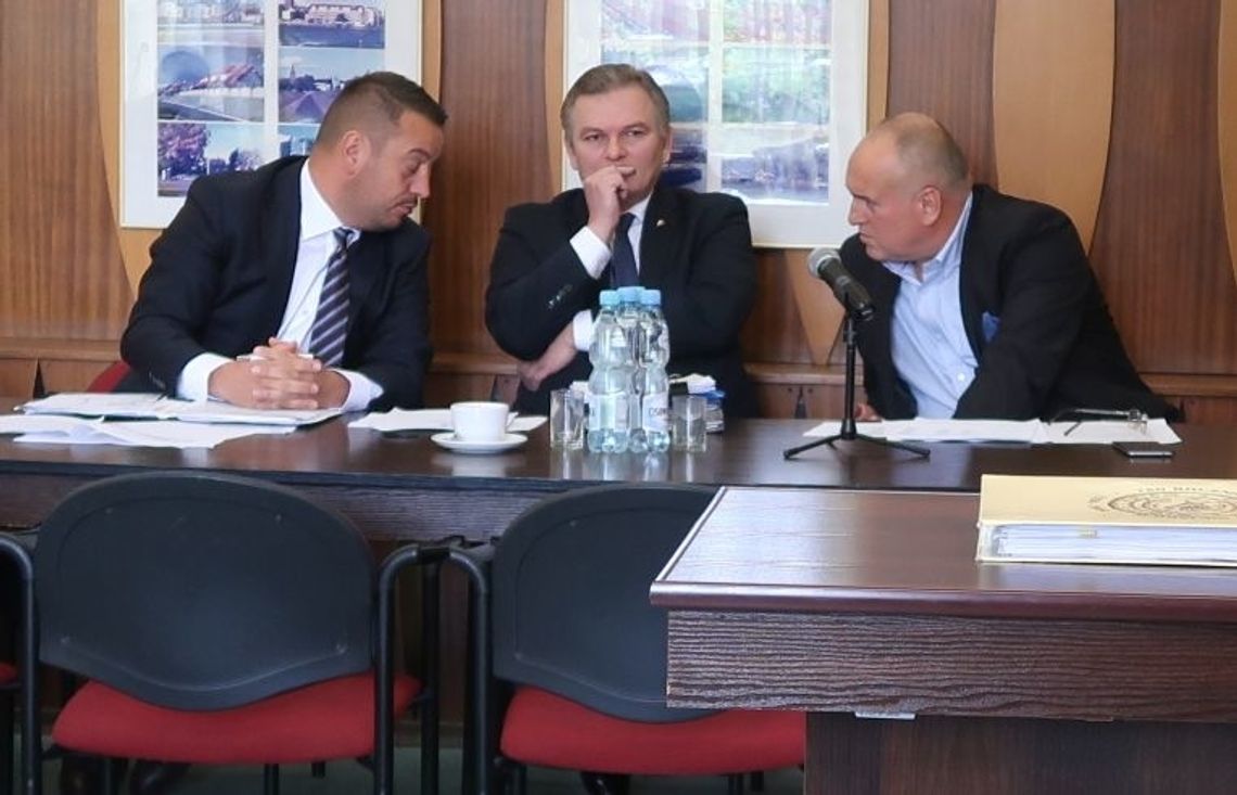 Pospiesznie wycofali dwie uchwały