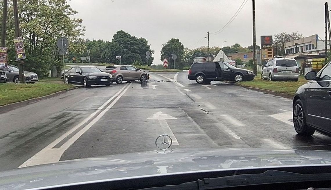 Pospieszył się i zablokował całą Łużycką. Kierowców przewieziono do szpitala