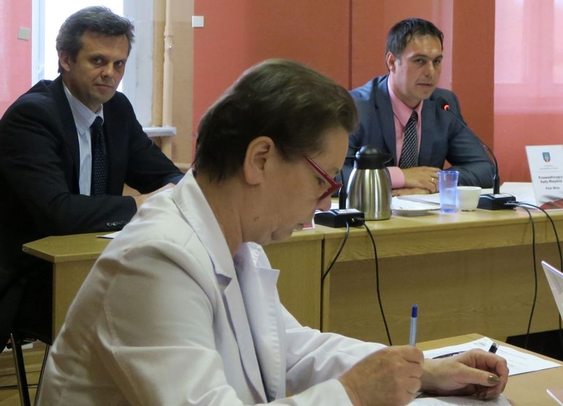 Postawieni pod ścianą? Postawieni pod ścianą?